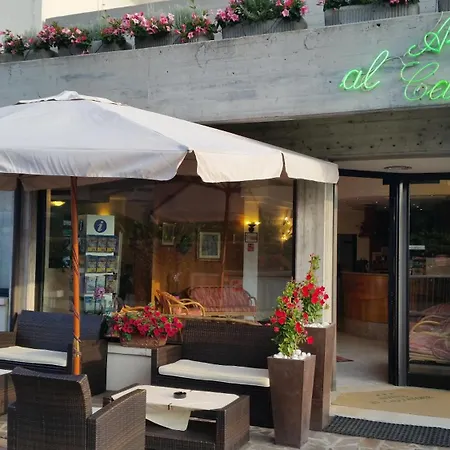 艾尔伯格阿卡奇多雷酒店 代森扎诺-德尔加达